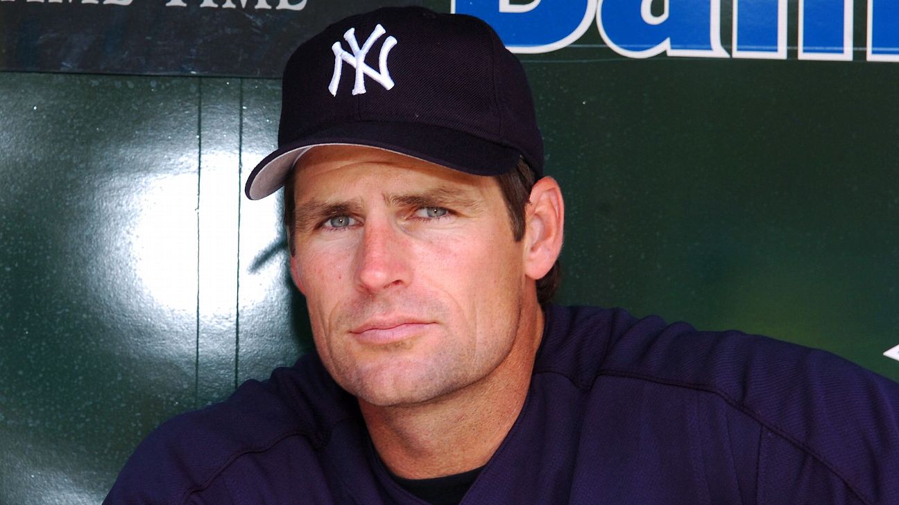 Scott Erickson wearing a yankees hat